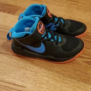 Nike little boys Team Hustle sz 13